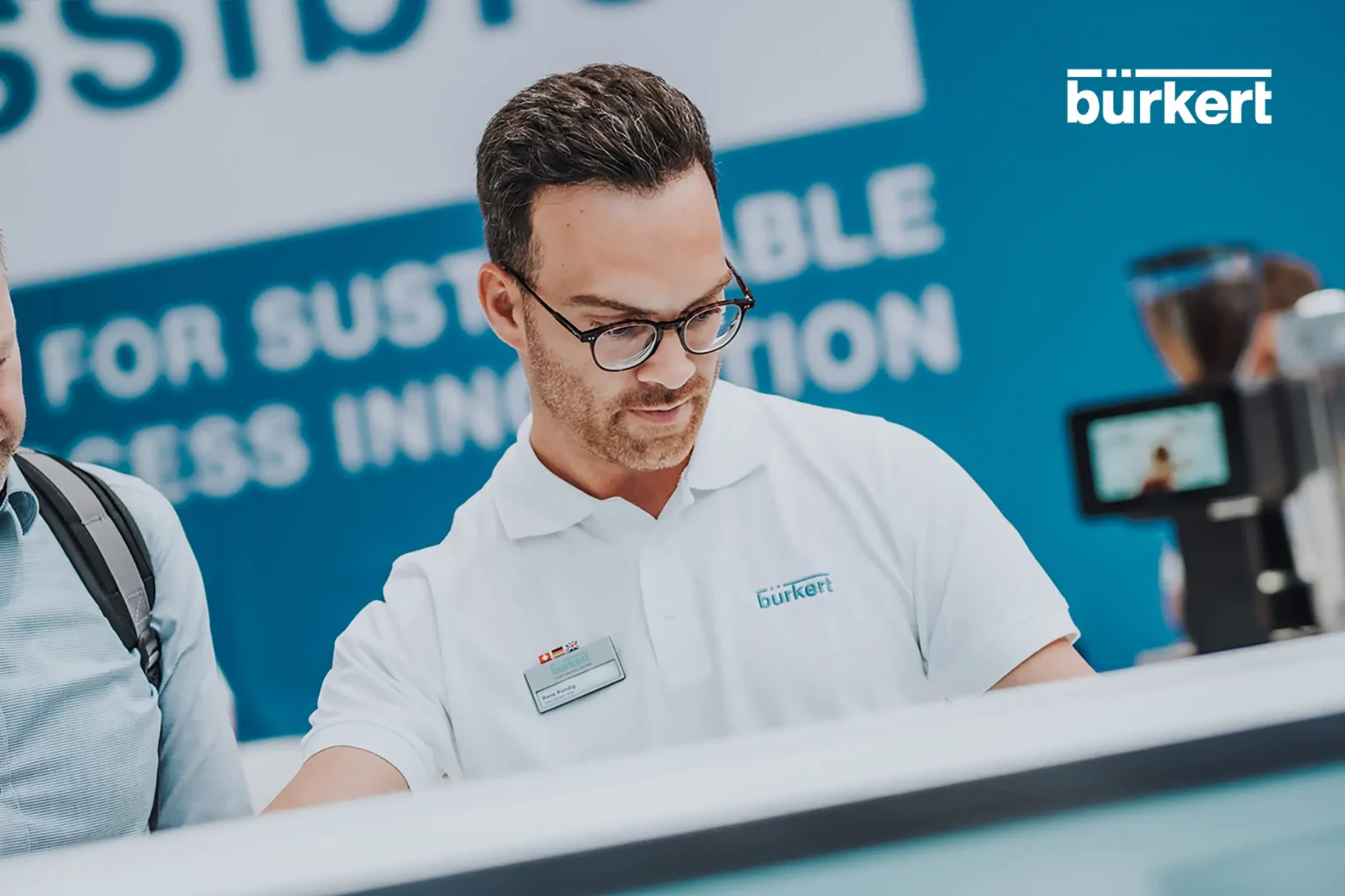 Messe Fotografie Frankfurt - Mann an Messestand